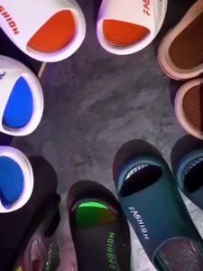 รองเท้าแตะผู้ชายแบบหนาสำหรับฤดูใบไม้ผลิและฤดูร้อนในบ้านที่ไม่ลื่น ทนทานต่อการสึกหรอ ไม่มีกลิ่น