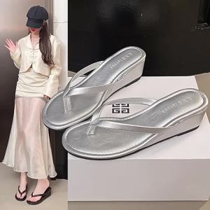 [Free Shipping] Thick-Soled Wedge-Heeled Flip-Flops For Women Silver Color Suitable For Wearing Outdoors Paired With Dresses And Designed For Summer Wear With Anti-Slip Soles