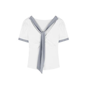 เสื้อครอป คอวี แขนสั้น ผ้าร่อง สีขาว ปลายแขนเป็นแถบสีเทา คอแต่งสายสำหรับผูกโบว์หรือเนคไทเก๋ๆ ยืดได้เยอะ เสื้อยืดแขนสั้นผู้หญิง #3156