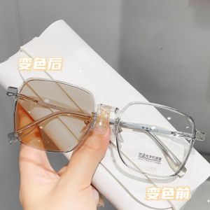 AU Kính râm nữ cao cấp gọng vuông đổi màu theo ánh sáng chống ánh sáng xanh kính cận thị kính lão thành phẩm phù hợp khi không trang điểm.