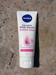 NIVEA HANDBODY SERUM INSTANT GLOW 180ml Mencerahkan Dan Bercahaya Seketika