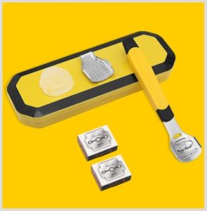 ที่ขูดส้นเท้า แถมฟรี! ใบมีด 20 อัน ที่ขูดเท้า ส้นเท้าแตก ขูดเท้า พร้อมกล่องเหล็กสีเหลือง BT0054