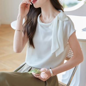 AMMIN หูกระต่ายอสมมาตรฝรั่งเศสแบบใหม่คอกลมนุ่มและเสื้อละเอียดอ่อนสำหรับผู้หญิงเสื้อหรูหราชุดซาตินแขนสั้น