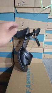 [Free Shipping] Womens Soft Leather Sandals 2025 Summer New Versatile Non-Slip Mid-Heel Fashion Peep-Toe Moms Buckle Sandals