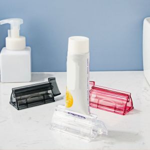 CUNXIN ขาตั้งแบบตั้ง หลอดยาสีฟันแบบม้วน อุปกรณ์เสริมในห้องน้ำ ที่ยึดที่นั่ง ที่คั้นน้ำ เล็กๆน้อยๆ ที่หมุนได้ เครื่องจ่ายแบบตู้ ของใช้ในครัวเรือน