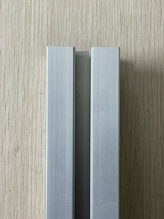 Thanh%20Nh%C3%B4m%20%C4%90%E1%BB%8Bnh%20H%C3%ACnh%2040x40mm%20D%C3%A0y%202mm%20M%C3%A0u%20Tr%E1%BA%AFng%20Cho%20B%C4%83ng%20T%E1%BA%A3i/Khung%20B%C3%A0n%20Thao%20T%C3%A1c%201m%20-%20Made%20in%20Vietnam%20-%20Image%203