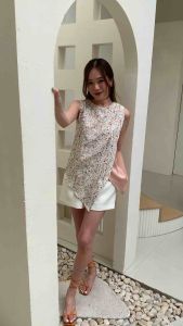 🌸🌿💐น้อง Kylie 🌸🌿💐 ฮาโหลๆๆ สาวๆ New collection ล่าสุดของแบรนด์ WL บอกเลยว่าน่ารักเกินต้านกับเสื้อทรงป้าย 2 tone ดีไซน์ไม่ซ้ำใคร ด้านหลังเป็นผ้าสีพื้น ตัดกับด้านหน้าลายผ้า cuteee มากๆ