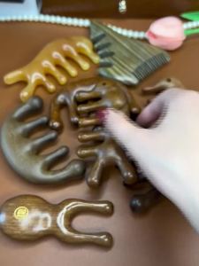 【纯檀木】金丝檀木经络梳按摩梳子手指按摩器五指养生头疗梳男女【 Pure Sandalwood 】 Golden Sandalwood Meridian Comb Massage Comb Finger Massager Five Finger Health Head Therapy Comb for Men and Women