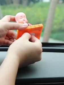 Solar-powered little monk car decoration shaking head novice monk car interior accessory car decoration item 2025 New car accessories