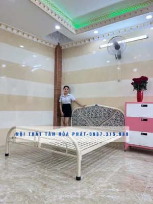 Giường sắt mẫu tròn kết hợp họa tiết đa dạng màu kem dài 2m