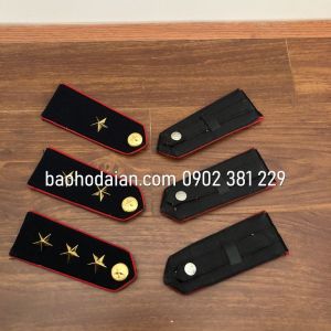 Cầu vai bảo vệ kèm sao đồng viền đỏ