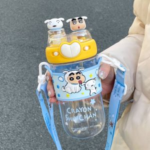 VALUEPULSE พร้อมเชือกคล้อง ขวดน้ำเครยอนชินจัง ความจุขนาดใหญ่ 580มิลลิลิตร แก้วน้ำสำหรับเด็ก น่ารัก ป้องกันการรั่วซึม แก้วน้ำใสพร้อมหลอด ฟิตเนสกีฬา