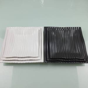 จาน จานเหลี่ยม เซรามิค เนื้อหนา ลายเส้น สีดำ และ สีขาว มี 3 ขนาด จานเหลี่ยม 7.6 นิ้ว จานเหลี่ยม 8.75 นิ้ว และ จานเหลี่ยม 9.8 นิ้ว