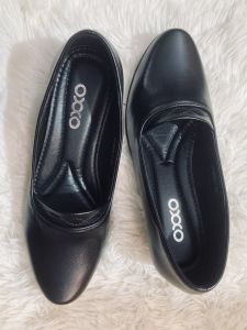 คัชชูสีดำ OXXO รุ่นขายดีตลอดกาล! รองเท้าทรงสวย เรียบหรู ใส่เมื่อไหร่ก็ดูดี! ✔️ ส้นสูง 1.5 นิ้ว ยกส้นเล็กน้อย ใส่แล้วขาเรียวยาว ✔️ หนังนิ่มพิเศษ ไม่กัดเท้า ใส่แล้วสบายตั้งแต่ครั้งแรก ✔️ ทรงกระชับเท้า เดินมั่นใจ ไม่หลุด ไม่บีบ ✔️ น้ำหนักเบา ใส่ทน ใช้ได้นาน