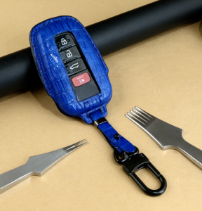 Bao da ép phom Handmade bọc chìa khóa xe ô tô TOYOTA da cá sấu sang trọng
