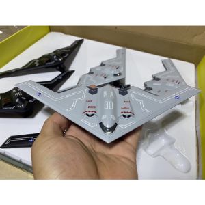เครื่องบินของเล่น B-2 Spirit พร้อมแสงเสียงrealistic เข็นเล่นได้ งานพลาสติกคมชัดสวยงาม เป็นได้ทั้งของเล่นและโมเดลสำหรับตั้งโชว์