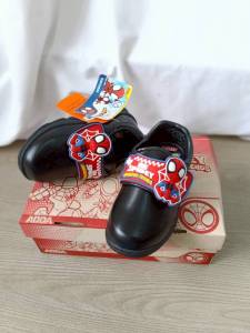 ลดล้างสต็อค!! รองเท้านักเรียน Adda ลายสไปเดอร์แมน หนังเทียมทนทาน พื้นยึดเกาะดี สีดำ ไซส์ 25-34