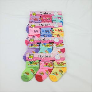 3 Pasang Kaos Kaki Bayi Perempuan Kaos Kaki Anak Cewek 0-12 BULAN\r\n\r\n Apa Itu Kaos Kaki Bayi Perempuan?\r\nKaos kaki bayi perempuan adalah pakaian yang dirancang khusus untuk melindungi dan memberikan kenyamanan pada kaki bayi perempuan berusia 0-12 bulan. Kaos kaki ini biasanya terbuat dari bahan lembut dan nyaman, sehingga aman digunakan oleh bayi.\r\n\r\n Mengapa Kaos Kaki Bayi Perempuan Penting?\r\nKaos kaki bayi perempuan penting karena dapat melindungi kaki bayi dari berbagai risiko, seperti gesekan, terjatuh, dan paparan dingin. Selain itu, kaos kaki bayi perempuan juga dapat meningkatkan kenyamanan bayi saat bergerak dan bermain.\r\n\r\n Kelebihan Kaos Kaki Bayi Perempuan\r\nKaos kaki bayi perempuan memiliki beberapa kelebihan, antara lain:\r\n\r\n- **Bahan Lembut**: Kaos kaki bayi perempuan biasanya terbuat dari bahan lembut dan nyaman, sehingga aman digunakan oleh bayi.\r\n- **Kenyamanan**: Kaos kaki bayi perempuan dirancang untuk memberikan kenyamanan maksimal pada kaki bayi.\r\n- **Melindungi**: Kaos kaki bayi perempuan dapat melindungi kaki bayi dari berbagai risiko, seperti gesekan, terjatuh, dan paparan dingin.\r\n\r\n Keunggulan Kaos Kaki Anak Bahan Lembut\r\nKaos kaki anak bahan lembut memiliki beberapa keunggulan, antara lain:\r\n\r\n- **Manfaat Kaos Kaki Anak Bahan Lembut**\r\n    - **Kenyamanan**: Kaos kaki anak bahan lembut dirancang untuk memberikan kenyamanan maksimal pada kaki anak.\r\n    - **Melindungi**: Kaos kaki anak bahan lembut dapat melindungi kaki anak dari berbagai risiko, seperti gesekan, terjatuh, dan paparan dingin.\r\n\r\n- **Cara Merawat Kaos Kaki Anak Bahan Lembut**\r\n    - **Cuci dengan tangan**: Untuk merawat kaos kaki anak bahan lembut, sebaiknya cuci dengan tangan menggunakan deterjen yang lembut.\r\n    - **Jemur di tempat teduh**: Setelah dicuci, jemur kaos kaki anak bahan lembut di tempat teduh agar tidak rusak oleh sinar matahari langsung.\r\n\r\n Kaos Kaki Bayi untuk Kesehatan\r\nKaos kaki bayi dapat membantu menjaga kesehatan kaki bayi, antara lain:\r\n\r\n- **Manfaat Kaos Kaki Bayi untuk Kesehatan**\r\n    - **Melindungi**: Kaos kaki bayi dapat melindungi kaki bayi dari berbagai risiko, seperti gesekan, terjatuh, dan paparan dingin.\r\n    - **Mencegah**: Kaos kaki bayi dapat mencegah terjadinya masalah kesehatan pada kaki bayi, seperti infeksi dan ruam.\r\n\r\n- **Tips Memilih Kaos Kaki Bayi yang Nyaman**\r\n    - **Pilih bahan lembut**: Pilih kaos kaki bayi yang terbuat dari bahan lembut dan nyaman, seperti katun.\r\n    - **Pastikan ukuran pas**: Pastikan kaos kaki bayi yang dipilih sesuai dengan ukuran kaki bayi.\r\n\r\n Harga & Pembelian Kaos Kaki Bayi\r\nKaos kaki bayi perempuan tersedia dalam berbagai harga dan cara pembelian, antara lain:\r\n\r\n- **Harga Grosir Kaos Kaki Bayi**\r\n    - Harga grosir kaos kaki bayi perempuan biasanya lebih murah dibandingkan dengan harga eceran.\r\n\r\n- **Cara Membeli Kaos Kaki Bayi Perempuan**\r\n    - **Belanja online**: Belanja kaos kaki bayi perempuan secara online melalui situs e-commerce seperti Amazon, Lazada, atau Shopee.\r\n    - **Belanja offline**: Belanja kaos kaki bayi perempuan secara offline di toko-toko perlengkapan bayi.