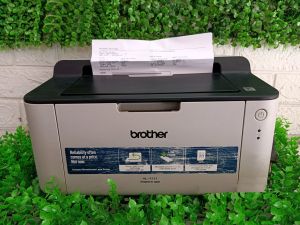 Máy In Văn Phòng 1 Mặt Nhỏ Gọn - Brother 1111 ( Tặng Hộp Mực Không Mực Thải - Dây Nguồn Cáp in Mới 100% Đi Theo Máy )