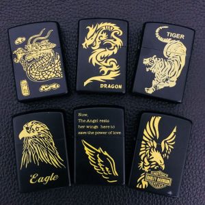 Bật Lửa Hột Quẹt Zippo Đen Họa Tiết Vàng Nhiều Hình ( Giao Ngẫu Nhiên - Xài Xăng Đá)