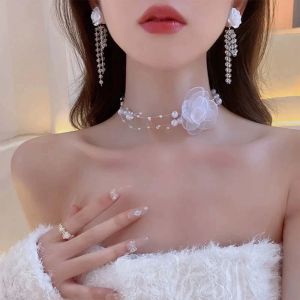 สร้อยคอมุกคาเมลเลียโรแมนติกฝรั่งเศสสำหรับผู้หญิงหรูหราสีดำสีขาวลูกไม้ดอกไม้มุกโซ่ไหปลาร้าโช้คเกอร์ของขวัญประเภทเครื่องประดับสร้อยคอ