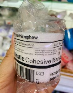 ผ้าก๊อซพันแผล ยืดได้ แบบมีกาวในตัว (1และ3ม้วน) elastic bandage (smith&nephew) ขนาด 4cmx2m ก่อนยืด