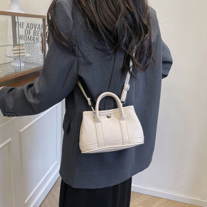 กระเป๋าถือแบบลำลองแฟชั่นสำหรับผู้หญิง 2025 กระเป๋าสะพายไหล่ใหม่ กระเป๋าสะพายข้างทรงแมสเซนเจอร์ กระเป๋าสะพายเดินทางอเนกประสงค์