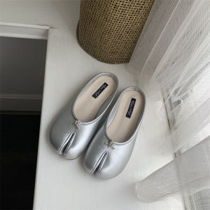 5Li รองเท้าถั่วพื้นนิ่มรองเท้าตีนเป็ดแยกนิ้วเท้ากว้างผู้หญิงรองเท้าเกือกม้าขี้เกียจรองเท้าเดี่ยวรองเท้าตีนหมูนุ่มพิเศษในฤดูร้อนรองเท้านม