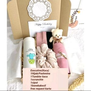 KADO GIFT BOX HAMPERS HIJAB KERUDUNG JILBAB SEGI EMPAT BELLA SQUARE PEREMPUAN WANITA CEWEK CEWE BIRTHDAY ULANG TAHUN KADO WISUDA GRADUATION PERNIKAHAN WEDDING ANNIVERSARY JILBAB KERUDUNG