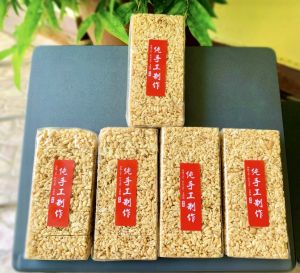 原味素食米呈 河婆妹秘方传统纯手工制作 米呈 素食少甜 加福贴子 (12块装) Mi Chang (12pcs) / Bi Pang / Peanut Candy / 米呈 / 糙米饼 / 米饼 / 米层 / BiPang Pulut / Rice Puff Crackers / 米香 / 米通