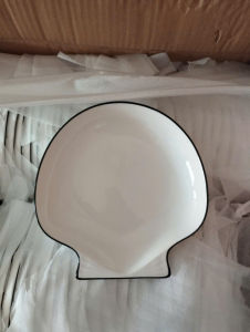 dĩa sứ hình vỏ sò sọc viền đen