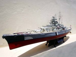 โมเดลเรือประจัญบาน German Battleship Bismarck 80601 สเกล 1/350 งานสวย (มีมอเตอร์ขับเคลื่อนและชุดเกียร์ด้วย) - พาสเลียงเสื้อผ้าผิว สดผล