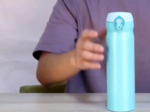 ถ้วยเก็บความร้อน   แก้วเก็บความร้อนสแตนเลส 304 สำหรับผู้ชายและผู้หญิง ขวดน้ำสูญญากาศสองชั้นพกพา สร้างสรรค์ติดรถยนต์