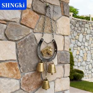 SHNGki Một mặt dây chuyền móng ngựa may mắn chuông gió tình yêu bằng sắt rèn với dây chuyền trang trí thích hợp để trang trí tường phòng sân vườn và trang trí sân trong trang trí móng ngựa cổ điển.