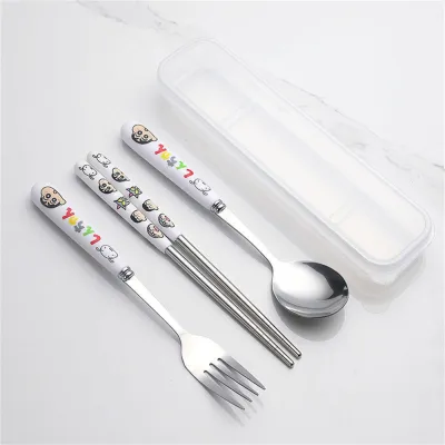 VIVOLILV Sanrio การ์ตูนสแตนเลสช้อนส้อม Chopstick ชุดสามชิ้นเครื่องใช้โต๊ะนักเรียนแบบพกพาและทนทาน เครื่องใช้โต๊ะท่องเที่ยวบ้าน【การจัดส่ง 2-3 วัน】