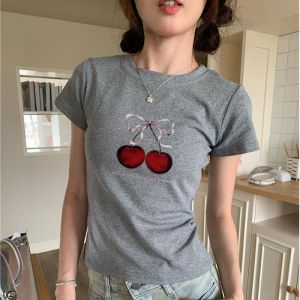 Dream Clothes🍒เสื้อยืดแฟชั่นแขนสั้นผู้หญิง🎈เสื้อยืดเข้ารูป พิมพ์ลายการ์ตูนเชอรี่ สไตล์เกาหลี คอกลม เรียบง่ายและสบายๆ
