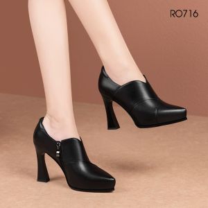 [ẢNH THẬT - FREESHIP] Boots thời trang nữ cổ V cao cấp ROSATA RO716- 10p - Đen - BKSTORE