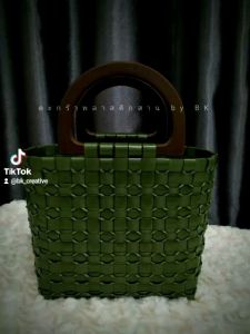 กระเป๋าสาน เส้นพลาสติก สีเขียวมัทฉะ เขียวขี้ม้า เขียวเหนี่ยวทรัพย์ แต่งลาย สวยงามทันสมัย เรียบหรูดูแพง ใช้เป็นของฝากของที่ระลึก