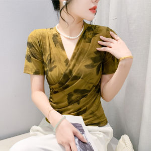 YIMEI เสื้อพลีทคอวีพิมพ์ลายย้อนยุคสำหรับผู้หญิงเสื้อพลีทคอวีแฟชั่นเสื้อแขนสั้นสำหรับหน้าร้อนเสื้อเชิ้ตตัวเล็กตาข่าย