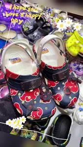 crocs Dép clog hợp tác Naruto Uchiha Itachi có sẵn dép sandal đi biển mùa hè thoải mái đa năng phong cách thường ngày.