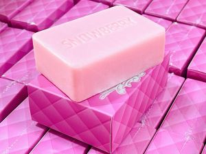 สบู่สโนว์เบอร์รี่ snowberry สูตรต้นตำรับ หอมมาก 140g 2ก้อน