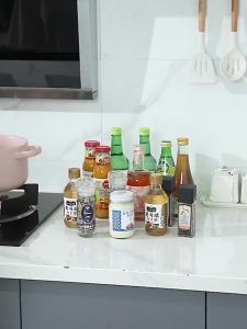Kệ đựng đồ bằng nhựa cho nhà bếp khay xoay hộp đựng đồ phòng khách hộp đựng gia vị đa năng cho phòng ăn khay đựng trái cây tròn kiểu sang trọng nhẹ nhàng. 82026