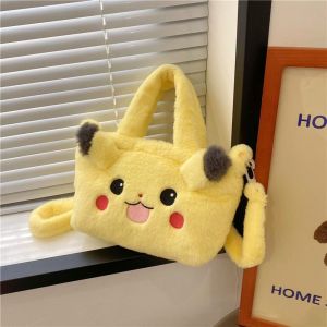 CRNGW กระเป๋าใส่บัตร เด็กๆเด็กๆ น่ารักมากๆ ปิกาจู กระเป๋า Crossbody หมีสตรอเบอร์รี่ คุโรมิ แมว KT ตุ๊กตาของเล่นของขวัญ กระเป๋าตุ๊กตาผ้าพลัช กระเป๋าสำหรับผู้หญิง กระเป๋าสะพายไหล่เดียว กระเป๋าถือสำหรับผู้หญิง