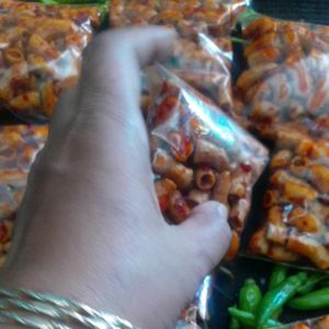 Camilan Makaroni Bumbu Rujak: Paket 10 Bungkus Makanan Ringan Makaroni