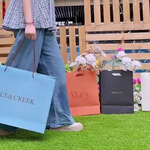 Luxury Cosmetic Packaging Strawberry Pattern Paper Bag Exuisite Gift Bag Shopping Bouuet Bag for Birthday Party Marriage