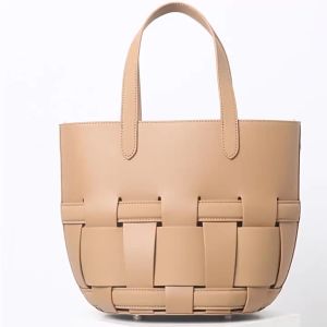 (Ac)กระเป๋า Tote Bag Cowhide Bag ฤดูใบไม้ผลิฤดูร้อน 2024 ใหม่ความจุขนาดใหญ่ทอตะกร้าผัก Niche Leather Commuter Tote Bag