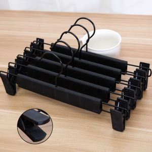 Giá treo quần bằng nhựa đen kẹp quần áo cửa hàng có kẹp móc treo đồ