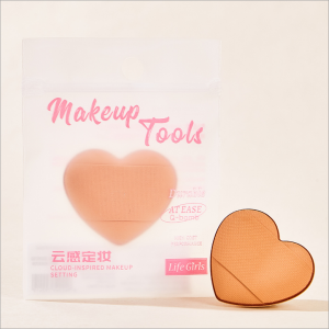 Hydrating Glow Liquid Blush: Nourishing and hydrating texture available in a variety of versatile shades for contouring. Creates a dewy glow and effectively conceals signs of fatigue. Ideal for quick and easy morning makeup.