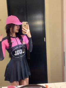 Đồ bơi một mảnh bảo thủ cho phụ nữ 2025 Phong cách váy mới mát mẻ ôm bụng che nắng áo tắm dài tay cho bể bơi và suối nước nóng