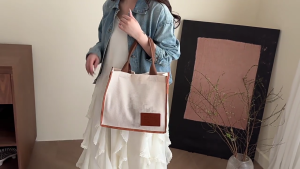 กระเป๋าขนาดถือได้ลำลองทำจากผ้าที่ใช้งานได้จริงมีช่องเก็บของกว้างขวางถุงสำหรับชอปปิ้งสะพายไหล่ตามหลักสรีรศาสตร์สำหรับทำงานออฟฟิศและไปโรงเรียน